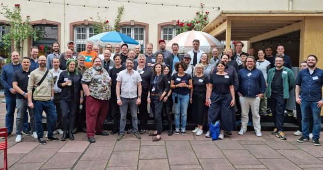 Die Teilnehmerinnen und Teilnehmer der 1. Deutschen Fachtagung für Gamedidaktik in Frankfurt am 10. Mai 2024 (Foto: Hochschule Darmstadt)