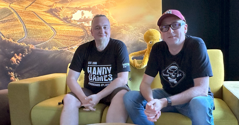 HandyGames-Co-Gründer Christopher und Markus Kassulke im 'Lounge-Bereich' des Local Loots (Foto: GamesWirtschaft)